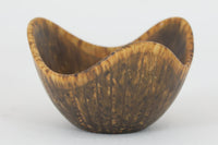 フィンランド人で彫刻家の父と、デンマーク人で陶芸家の母の元に育つGunnarNylundはデンマークで建築を学んだ後、Bing&Grondahl窯、スウェーデンRorstrand窯に就業し、多くの作品を生み出しています。彼の作品は独特な流線型と釉薬が特徴で世界中で重宝されています。