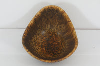 フィンランド人で彫刻家の父と、デンマーク人で陶芸家の母の元に育つGunnarNylundはデンマークで建築を学んだ後、Bing&Grondahl窯、スウェーデンRorstrand窯に就業し、多くの作品を生み出しています。彼の作品は独特な流線型と釉薬が特徴で世界中で重宝されています。