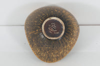 フィンランド人で彫刻家の父と、デンマーク人で陶芸家の母の元に育つGunnarNylundはデンマークで建築を学んだ後、Bing&Grondahl窯、スウェーデンRorstrand窯に就業し、多くの作品を生み出しています。彼の作品は独特な流線型と釉薬が特徴で世界中で重宝されています。