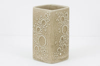 フィンランド人で彫刻家の父と、デンマーク人で陶芸家の母の元に育つGunnarNylundはデンマークで建築を学んだ後、Bing&Grondahl窯、スウェーデンRorstrand窯に就業し、多くの作品を生み出しています。彼の作品は独特な流線型と釉薬が特徴で世界中で重宝されています。