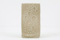 フィンランド人で彫刻家の父と、デンマーク人で陶芸家の母の元に育つGunnarNylundはデンマークで建築を学んだ後、Bing&Grondahl窯、スウェーデンRorstrand窯に就業し、多くの作品を生み出しています。彼の作品は独特な流線型と釉薬が特徴で世界中で重宝されています。