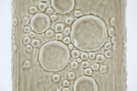 フィンランド人で彫刻家の父と、デンマーク人で陶芸家の母の元に育つGunnarNylundはデンマークで建築を学んだ後、Bing&Grondahl窯、スウェーデンRorstrand窯に就業し、多くの作品を生み出しています。彼の作品は独特な流線型と釉薬が特徴で世界中で重宝されています。