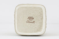 フィンランド人で彫刻家の父と、デンマーク人で陶芸家の母の元に育つGunnarNylundはデンマークで建築を学んだ後、Bing&Grondahl窯、スウェーデンRorstrand窯に就業し、多くの作品を生み出しています。彼の作品は独特な流線型と釉薬が特徴で世界中で重宝されています。