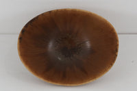 フィンランド人で彫刻家の父と、デンマーク人で陶芸家の母の元に育つGunnarNylundはデンマークで建築を学んだ後、Bing&Grondahl窯、スウェーデンRorstrand窯に就業し、多くの作品を生み出しています。彼の作品は独特な流線型と釉薬が特徴で世界中で重宝されています。AROボウルは彼の最も代表的な作品で、その緩やかな美しいカーブが特徴です。また、さまざまな表情をみせる釉薬がコレクターにも人気がある理由です。