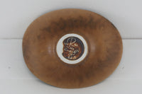 フィンランド人で彫刻家の父と、デンマーク人で陶芸家の母の元に育つGunnarNylundはデンマークで建築を学んだ後、Bing&Grondahl窯、スウェーデンRorstrand窯に就業し、多くの作品を生み出しています。彼の作品は独特な流線型と釉薬が特徴で世界中で重宝されています。AROボウルは彼の最も代表的な作品で、その緩やかな美しいカーブが特徴です。また、さまざまな表情をみせる釉薬がコレクターにも人気がある理由です。