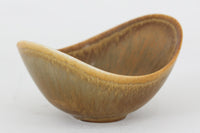 フィンランド人で彫刻家の父と、デンマーク人で陶芸家の母の元に育つGunnarNylundはデンマークで建築を学んだ後、Bing&Grondahl窯、スウェーデンRorstrand窯に就業し、多くの作品を生み出しています。彼の作品は独特な流線型と釉薬が特徴で世界中で重宝されています。AROボウルは彼の最も代表的な作品で、その緩やかな美しいカーブが特徴です。また、さまざまな表情をみせる釉薬がコレクターにも人気がある理由です。