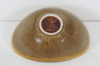 フィンランド人で彫刻家の父と、デンマーク人で陶芸家の母の元に育つGunnarNylundはデンマークで建築を学んだ後、Bing&Grondahl窯、スウェーデンRorstrand窯に就業し、多くの作品を生み出しています。彼の作品は独特な流線型と釉薬が特徴で世界中で重宝されています。AROボウルは彼の最も代表的な作品で、その緩やかな美しいカーブが特徴です。また、さまざまな表情をみせる釉薬がコレクターにも人気がある理由です。