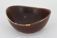 フィンランド人で彫刻家の父と、デンマーク人で陶芸家の母の元に育つGunnarNylundはデンマークで建築を学んだ後、Bing&Grondahl窯、スウェーデンRorstrand窯に就業し、多くの作品を生み出しています。彼の作品は独特な流線型と釉薬が特徴で世界中で重宝されています。AROボウルは彼の最も代表的な作品で、その緩やかな美しいカーブが特徴です。また、さまざまな表情をみせる釉薬がコレクターにも人気がある理由です。