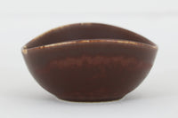 フィンランド人で彫刻家の父と、デンマーク人で陶芸家の母の元に育つGunnarNylundはデンマークで建築を学んだ後、Bing&Grondahl窯、スウェーデンRorstrand窯に就業し、多くの作品を生み出しています。彼の作品は独特な流線型と釉薬が特徴で世界中で重宝されています。AROボウルは彼の最も代表的な作品で、その緩やかな美しいカーブが特徴です。また、さまざまな表情をみせる釉薬がコレクターにも人気がある理由です。