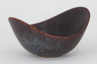 フィンランド人で彫刻家の父と、デンマーク人で陶芸家の母の元に育つGunnarNylundはデンマークで建築を学んだ後、Bing&Grondahl窯、スウェーデンRorstrand窯に就業し、多くの作品を生み出しています。彼の作品は独特な流線型と釉薬が特徴で世界中で重宝されています。AROボウルは彼の最も代表的な作品で、その緩やかな美しいカーブが特徴です。また、さまざまな表情をみせる釉薬がコレクターにも人気がある理由です。