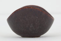 フィンランド人で彫刻家の父と、デンマーク人で陶芸家の母の元に育つGunnarNylundはデンマークで建築を学んだ後、Bing&Grondahl窯、スウェーデンRorstrand窯に就業し、多くの作品を生み出しています。彼の作品は独特な流線型と釉薬が特徴で世界中で重宝されています。AROボウルは彼の最も代表的な作品で、その緩やかな美しいカーブが特徴です。また、さまざまな表情をみせる釉薬がコレクターにも人気がある理由です。