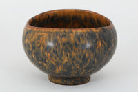 フィンランド人で彫刻家の父と、デンマーク人で陶芸家の母の元に育つGunnarNylundはデンマークで建築を学んだ後、Bing&Grondahl窯、スウェーデンRorstrand窯に就業し、多くの作品を生み出しています。彼の作品は独特な流線型と釉薬が特徴で世界中で重宝されています。