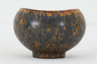 フィンランド人で彫刻家の父と、デンマーク人で陶芸家の母の元に育つGunnarNylundはデンマークで建築を学んだ後、Bing&Grondahl窯、スウェーデンRorstrand窯に就業し、多くの作品を生み出しています。彼の作品は独特な流線型と釉薬が特徴で世界中で重宝されています。