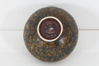 フィンランド人で彫刻家の父と、デンマーク人で陶芸家の母の元に育つGunnarNylundはデンマークで建築を学んだ後、Bing&Grondahl窯、スウェーデンRorstrand窯に就業し、多くの作品を生み出しています。彼の作品は独特な流線型と釉薬が特徴で世界中で重宝されています。