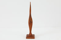 北欧より買い付けたチーク材のオブジェです。北欧では60年代頃にこういったアートピースがTVオブジェ(TVの台に置く置物)として非常に人気がありました。その中でも鳥などをモチーフにした多くの芸術製品が現在にも残っています。こちらは珍しい小さなものとなります。現在ではタイ国などで製造された似たような製品も北欧で出回っていますが、こちらは当時オリジナル品です。