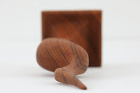 北欧より買い付けたチーク材のオブジェです。北欧では60年代頃にこういったアートピースがTVオブジェ(TVの台に置く置物)として非常に人気がありました。その中でも鳥などをモチーフにした多くの芸術製品が現在にも残っています。こちらは珍しい小さなものとなります。現在ではタイ国などで製造された似たような製品も北欧で出回っていますが、こちらは当時オリジナル品です。