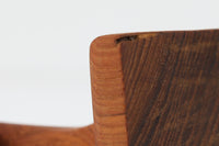 北欧より買い付けたチーク材のオブジェです。北欧では60年代頃にこういったアートピースがTVオブジェ(TVの台に置く置物)として非常に人気がありました。その中でも鳥などをモチーフにした多くの芸術製品が現在にも残っています。こちらは珍しい小さなものとなります。現在ではタイ国などで製造された似たような製品も北欧で出回っていますが、こちらは当時オリジナル品です。