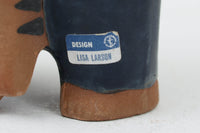 LisaLarsonのUNGARシリーズ。ラーソンの子供という意味のこのシリーズは、子供たちをモチーフにして作られた作品です。大きなネコを抱えて得意気な男の子と迷惑そうなネコの表情が面白い作品です。ほっこりと和んでしまう暖かみのある商品です。