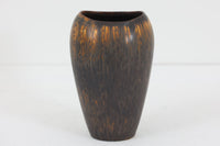 フィンランド人で彫刻家の父と、デンマーク人で陶芸家の母の元に育つGunnarNylundはデンマークで建築を学んだ後、Bing&Grondahl窯、スウェーデンRorstrand窯に就業し、多くの作品を生み出しています。彼の作品は独特な流線型と釉薬が特徴で世界中で重宝されています。