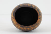 フィンランド人で彫刻家の父と、デンマーク人で陶芸家の母の元に育つGunnarNylundはデンマークで建築を学んだ後、Bing&Grondahl窯、スウェーデンRorstrand窯に就業し、多くの作品を生み出しています。彼の作品は独特な流線型と釉薬が特徴で世界中で重宝されています。