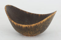 フィンランド人で彫刻家の父と、デンマーク人で陶芸家の母の元に育つGunnarNylundはデンマークで建築を学んだ後、Bing&Grondahl窯、スウェーデンRorstrand窯に就業し、多くの作品を生み出しています。彼の作品は独特な流線型と釉薬が特徴で世界中で重宝されています。AROボウルは彼の最も代表的な作品で、その緩やかな美しいカーブが特徴です。また、さまざまな表情をみせる釉薬がコレクターにも人気がある理由です。