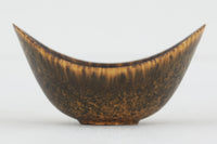 フィンランド人で彫刻家の父と、デンマーク人で陶芸家の母の元に育つGunnarNylundはデンマークで建築を学んだ後、Bing&Grondahl窯、スウェーデンRorstrand窯に就業し、多くの作品を生み出しています。彼の作品は独特な流線型と釉薬が特徴で世界中で重宝されています。AROボウルは彼の最も代表的な作品で、その緩やかな美しいカーブが特徴です。また、さまざまな表情をみせる釉薬がコレクターにも人気がある理由です。