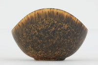 フィンランド人で彫刻家の父と、デンマーク人で陶芸家の母の元に育つGunnarNylundはデンマークで建築を学んだ後、Bing&Grondahl窯、スウェーデンRorstrand窯に就業し、多くの作品を生み出しています。彼の作品は独特な流線型と釉薬が特徴で世界中で重宝されています。AROボウルは彼の最も代表的な作品で、その緩やかな美しいカーブが特徴です。また、さまざまな表情をみせる釉薬がコレクターにも人気がある理由です。