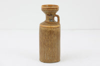 フィンランド人で彫刻家の父と、デンマーク人で陶芸家の母の元に育つGunnarNylundはデンマークで建築を学んだ後、Bing&Grondahl窯、スウェーデンRorstrand窯に就業し、多くの作品を生み出しています。彼の作品は独特な流線型と釉薬が特徴で世界中で重宝されています。