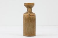 フィンランド人で彫刻家の父と、デンマーク人で陶芸家の母の元に育つGunnarNylundはデンマークで建築を学んだ後、Bing&Grondahl窯、スウェーデンRorstrand窯に就業し、多くの作品を生み出しています。彼の作品は独特な流線型と釉薬が特徴で世界中で重宝されています。