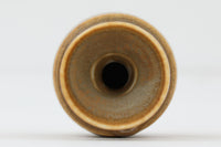 フィンランド人で彫刻家の父と、デンマーク人で陶芸家の母の元に育つGunnarNylundはデンマークで建築を学んだ後、Bing&Grondahl窯、スウェーデンRorstrand窯に就業し、多くの作品を生み出しています。彼の作品は独特な流線型と釉薬が特徴で世界中で重宝されています。