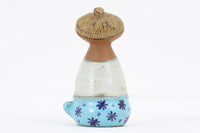 LisaLarsonのUNGARシリーズ。ラーソンの子供という意味のこのシリーズは、子供たちをモチーフにして作られた作品です。お団子のヘアスタイルにティーカップにすっぽりと座っている姿が愛らしく、ヴィンテージならではの温かみがある作品です。こちらのロッタは通常のストライプカラーではなく真っ白な服を着ているレアカラー。1962年から1980年にかけて製造された作品です。