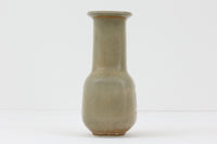 フィンランド人で彫刻家の父と、デンマーク人で陶芸家の母の元に育つGunnarNylundはデンマークで建築を学んだ後、Bing&Grondahl窯、スウェーデンRorstrand窯に就業し、多くの作品を生み出しています。彼の作品は独特な流線型と釉薬が特徴で世界中で重宝されています。