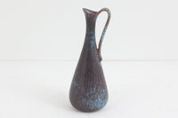 フィンランド人で彫刻家の父と、デンマーク人で陶芸家の母の元に育つGunnarNylundはデンマークで建築を学んだ後、Bing&Grondahl窯、スウェーデンRorstrand窯に就業し、多くの作品を生み出しています。彼の作品は独特な流線型と釉薬が特徴で世界中で重宝されています。