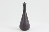 フィンランド人で彫刻家の父と、デンマーク人で陶芸家の母の元に育つGunnarNylundはデンマークで建築を学んだ後、Bing&Grondahl窯、スウェーデンRorstrand窯に就業し、多くの作品を生み出しています。彼の作品は独特な流線型と釉薬が特徴で世界中で重宝されています。