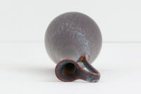 フィンランド人で彫刻家の父と、デンマーク人で陶芸家の母の元に育つGunnarNylundはデンマークで建築を学んだ後、Bing&Grondahl窯、スウェーデンRorstrand窯に就業し、多くの作品を生み出しています。彼の作品は独特な流線型と釉薬が特徴で世界中で重宝されています。