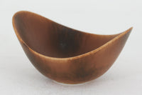 フィンランド人で彫刻家の父と、デンマーク人で陶芸家の母の元に育つGunnarNylundはデンマークで建築を学んだ後、Bing&Grondahl窯、スウェーデンRorstrand窯に就業し、多くの作品を生み出しています。彼の作品は独特な流線型と釉薬が特徴で世界中で重宝されています。AROボウルは彼の最も代表的な作品で、その緩やかな美しいカーブが特徴です。また、さまざまな表情をみせる釉薬がコレクターにも人気がある理由です。