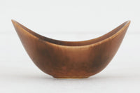 フィンランド人で彫刻家の父と、デンマーク人で陶芸家の母の元に育つGunnarNylundはデンマークで建築を学んだ後、Bing&Grondahl窯、スウェーデンRorstrand窯に就業し、多くの作品を生み出しています。彼の作品は独特な流線型と釉薬が特徴で世界中で重宝されています。AROボウルは彼の最も代表的な作品で、その緩やかな美しいカーブが特徴です。また、さまざまな表情をみせる釉薬がコレクターにも人気がある理由です。