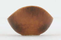 フィンランド人で彫刻家の父と、デンマーク人で陶芸家の母の元に育つGunnarNylundはデンマークで建築を学んだ後、Bing&Grondahl窯、スウェーデンRorstrand窯に就業し、多くの作品を生み出しています。彼の作品は独特な流線型と釉薬が特徴で世界中で重宝されています。AROボウルは彼の最も代表的な作品で、その緩やかな美しいカーブが特徴です。また、さまざまな表情をみせる釉薬がコレクターにも人気がある理由です。