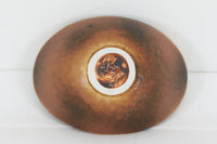 フィンランド人で彫刻家の父と、デンマーク人で陶芸家の母の元に育つGunnarNylundはデンマークで建築を学んだ後、Bing&Grondahl窯、スウェーデンRorstrand窯に就業し、多くの作品を生み出しています。彼の作品は独特な流線型と釉薬が特徴で世界中で重宝されています。AROボウルは彼の最も代表的な作品で、その緩やかな美しいカーブが特徴です。また、さまざまな表情をみせる釉薬がコレクターにも人気がある理由です。