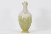 フィンランド人で彫刻家の父と、デンマーク人で陶芸家の母の元に育つGunnarNylundはデンマークで建築を学んだ後、Bing&Grondahl窯、スウェーデンRorstrand窯に就業し、多くの作品を生み出しています。彼の作品は独特な流線型と釉薬が特徴で世界中で重宝されています。