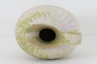 フィンランド人で彫刻家の父と、デンマーク人で陶芸家の母の元に育つGunnarNylundはデンマークで建築を学んだ後、Bing&Grondahl窯、スウェーデンRorstrand窯に就業し、多くの作品を生み出しています。彼の作品は独特な流線型と釉薬が特徴で世界中で重宝されています。