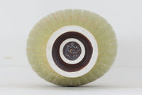 フィンランド人で彫刻家の父と、デンマーク人で陶芸家の母の元に育つGunnarNylundはデンマークで建築を学んだ後、Bing&Grondahl窯、スウェーデンRorstrand窯に就業し、多くの作品を生み出しています。彼の作品は独特な流線型と釉薬が特徴で世界中で重宝されています。