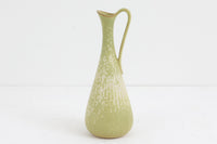 フィンランド人で彫刻家の父と、デンマーク人で陶芸家の母の元に育つGunnarNylundはデンマークで建築を学んだ後、Bing&Grondahl窯、スウェーデンRorstrand窯に就業し、多くの作品を生み出しています。彼の作品は独特な流線型と釉薬が特徴で世界中で重宝されています。