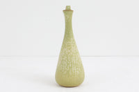 フィンランド人で彫刻家の父と、デンマーク人で陶芸家の母の元に育つGunnarNylundはデンマークで建築を学んだ後、Bing&Grondahl窯、スウェーデンRorstrand窯に就業し、多くの作品を生み出しています。彼の作品は独特な流線型と釉薬が特徴で世界中で重宝されています。