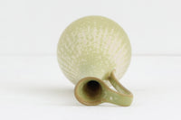 フィンランド人で彫刻家の父と、デンマーク人で陶芸家の母の元に育つGunnarNylundはデンマークで建築を学んだ後、Bing&Grondahl窯、スウェーデンRorstrand窯に就業し、多くの作品を生み出しています。彼の作品は独特な流線型と釉薬が特徴で世界中で重宝されています。