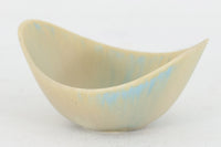 フィンランド人で彫刻家の父と、デンマーク人で陶芸家の母の元に育つGunnarNylundはデンマークで建築を学んだ後、Bing&Grondahl窯、スウェーデンRorstrand窯に就業し、多くの作品を生み出しています。彼の作品は独特な流線型と釉薬が特徴で世界中で重宝されています。AROボウルは彼の最も代表的な作品で、その緩やかな美しいカーブが特徴です。また、さまざまな表情をみせる釉薬がコレクターにも人気がある理由です。