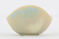 フィンランド人で彫刻家の父と、デンマーク人で陶芸家の母の元に育つGunnarNylundはデンマークで建築を学んだ後、Bing&Grondahl窯、スウェーデンRorstrand窯に就業し、多くの作品を生み出しています。彼の作品は独特な流線型と釉薬が特徴で世界中で重宝されています。AROボウルは彼の最も代表的な作品で、その緩やかな美しいカーブが特徴です。また、さまざまな表情をみせる釉薬がコレクターにも人気がある理由です。