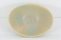 フィンランド人で彫刻家の父と、デンマーク人で陶芸家の母の元に育つGunnarNylundはデンマークで建築を学んだ後、Bing&Grondahl窯、スウェーデンRorstrand窯に就業し、多くの作品を生み出しています。彼の作品は独特な流線型と釉薬が特徴で世界中で重宝されています。AROボウルは彼の最も代表的な作品で、その緩やかな美しいカーブが特徴です。また、さまざまな表情をみせる釉薬がコレクターにも人気がある理由です。