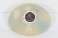 フィンランド人で彫刻家の父と、デンマーク人で陶芸家の母の元に育つGunnarNylundはデンマークで建築を学んだ後、Bing&Grondahl窯、スウェーデンRorstrand窯に就業し、多くの作品を生み出しています。彼の作品は独特な流線型と釉薬が特徴で世界中で重宝されています。AROボウルは彼の最も代表的な作品で、その緩やかな美しいカーブが特徴です。また、さまざまな表情をみせる釉薬がコレクターにも人気がある理由です。