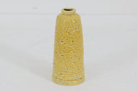 フィンランド人で彫刻家の父と、デンマーク人で陶芸家の母の元に育つGunnarNylundはデンマークで建築を学んだ後、Bing&Grondahl窯、スウェーデンRorstrand窯に就業し、多くの作品を生み出しています。彼の作品は独特な流線型と釉薬が特徴で世界中で重宝されています。